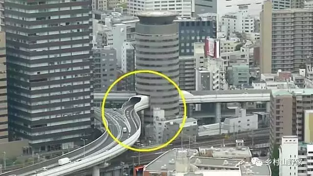 日本最「奇葩」的房屋,公路從家中穿過,如今成了日本網紅景點!