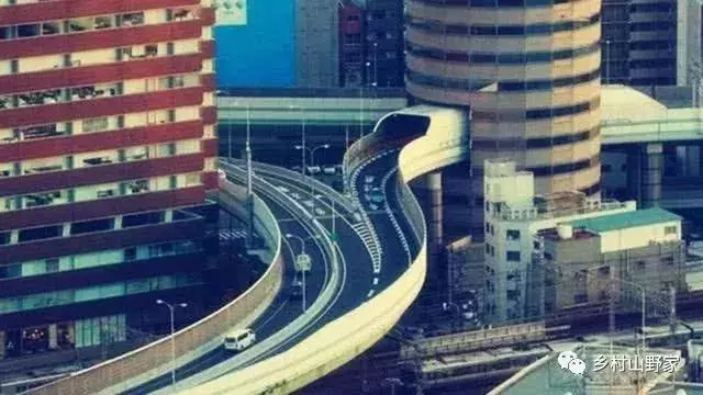 日本最「奇葩」的房屋,公路從家中穿過,如今成了日本網紅景點!