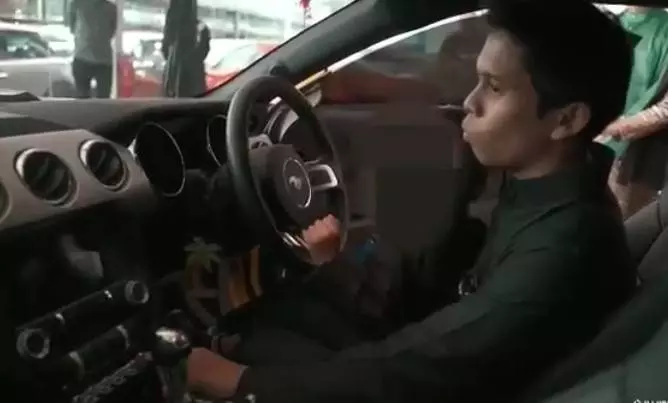馬來妹土豪出手了!現金購買跑車,只為了給丈夫一個驚喜!