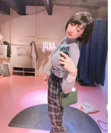 比豆漿油條更絕配94「巨乳上的斜背帶」!阿喜E奶形狀整粒被出賣