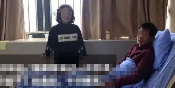 婆婆去世,兒媳奔喪,見小姑子抱著遺像不撒手,奪來一瞧,報了警