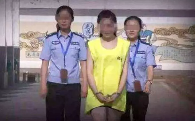 婆婆去世,兒媳奔喪,見小姑子抱著遺像不撒手,奪來一瞧,報了警