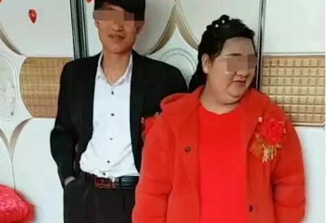 男子愛上大自己20歲的女神,堅持要娶她,新婚夜揭開頭紗,蒙了
