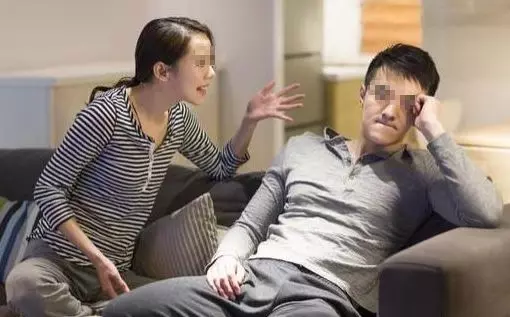 和老公吵架後,俺假裝離開出走,偷躲衣櫃,聽見老公對話,俺蒙了