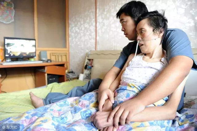 兒子24小時摟著植物人媽媽,把爸爸摔倒在地,爸爸取走了所有存款