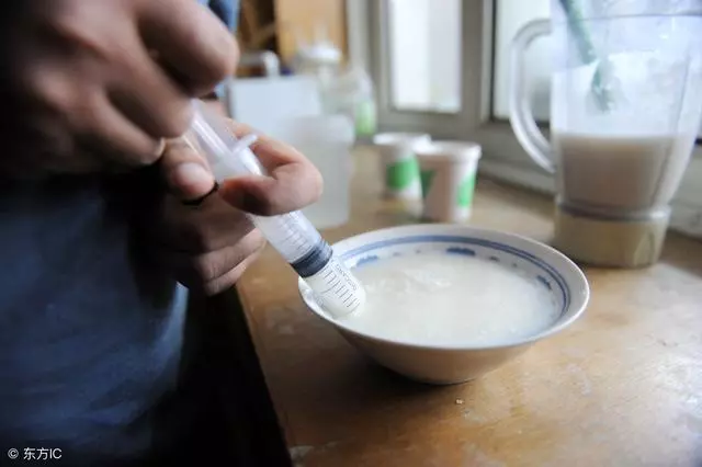 兒子24小時摟著植物人媽媽,把爸爸摔倒在地,爸爸取走了所有存款