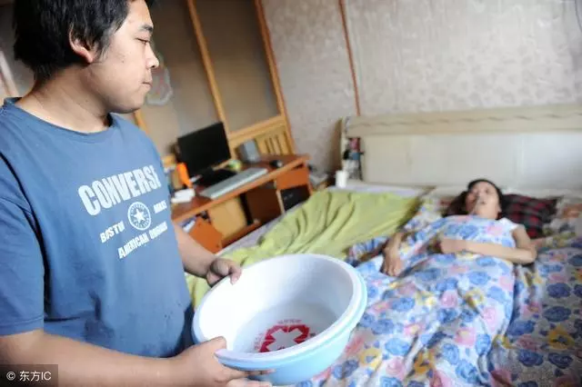 兒子24小時摟著植物人媽媽,把爸爸摔倒在地,爸爸取走了所有存款