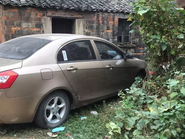 農村小伙為娶媳婦買十幾萬新車,過年回家轉了一圈,卻無親可相!