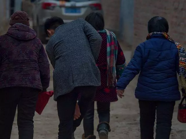 農村小伙為娶媳婦買十幾萬新車,過年回家轉了一圈,卻無親可相!