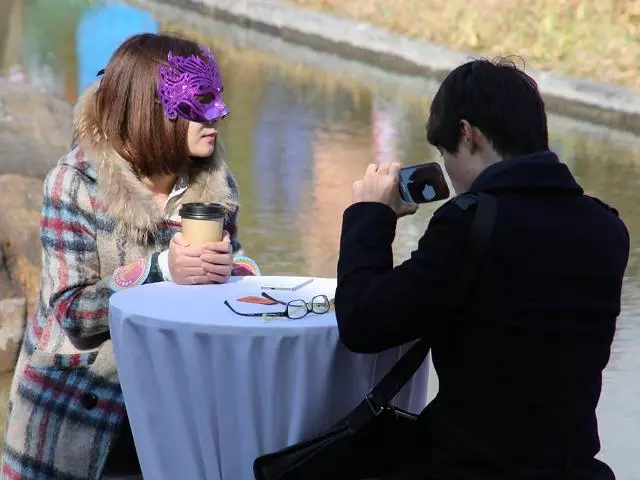農村小伙為娶媳婦買十幾萬新車,過年回家轉了一圈,卻無親可相!