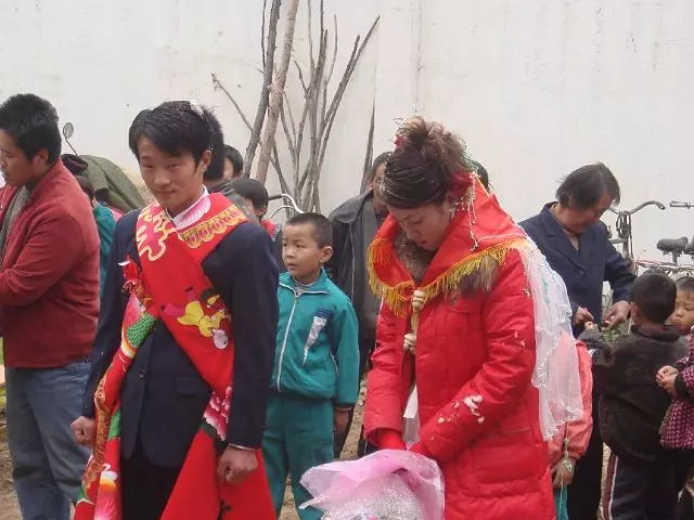 農村小伙為娶媳婦買十幾萬新車,過年回家轉了一圈,卻無親可相!