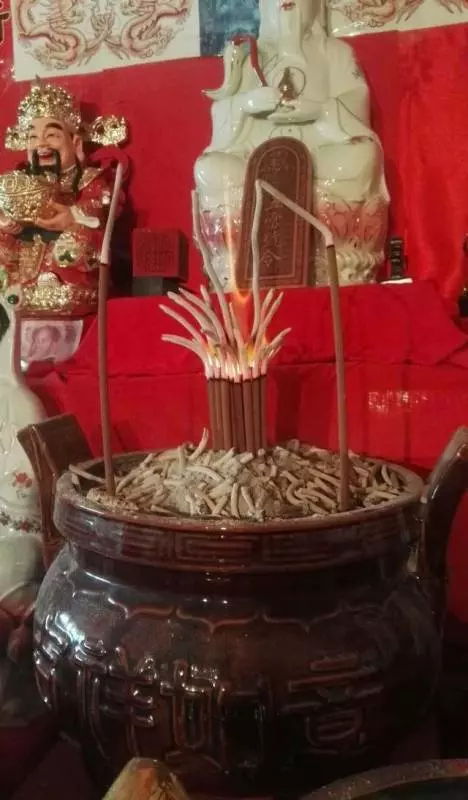 風水大師說:燒香時香的中間出現這種情況,家裡有陰靈糾纏