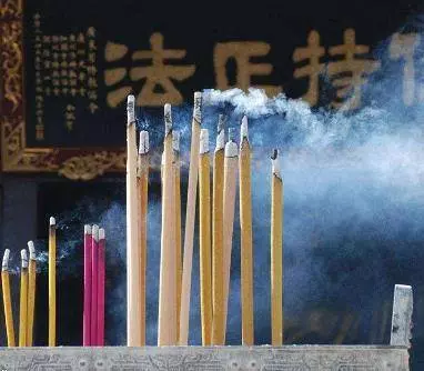 風水大師說:燒香時香的中間出現這種情況,家裡有陰靈糾纏