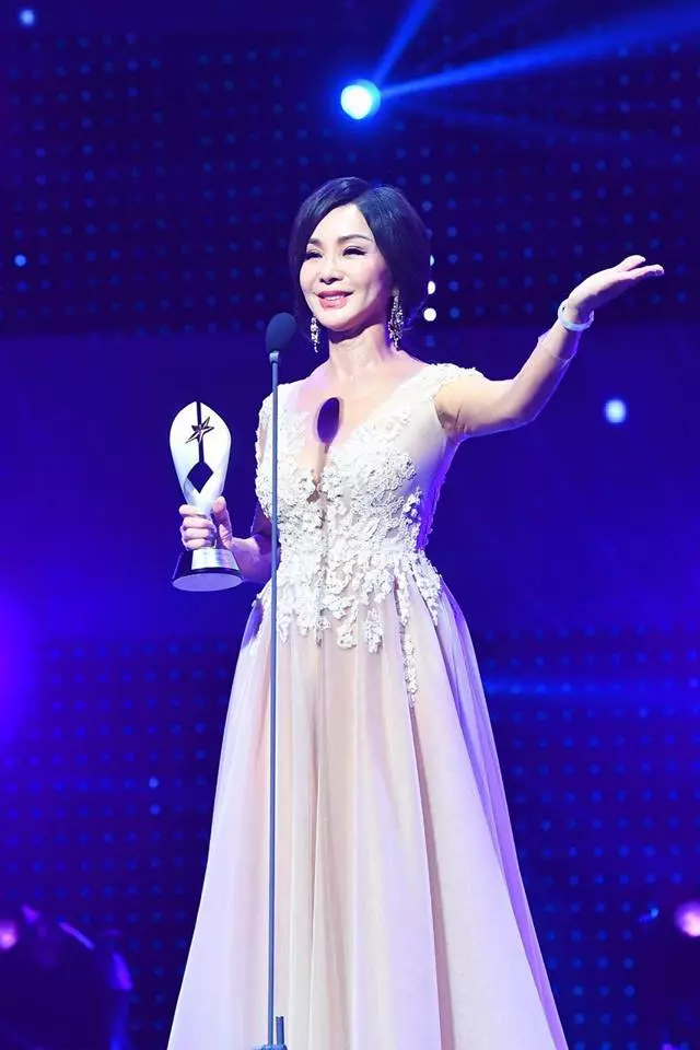 陳美鳳「凍齡30歲身材」超時髦穿搭連老外都震驚 單身至今公開「擇偶條件」只盼遇到對的人