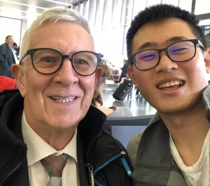 差51歲跨國爺孫戀完婚!24歲台男「愛上75歲英國老爹」爸爸也入鏡婚紗照:「不傳宗接代沒關係!」