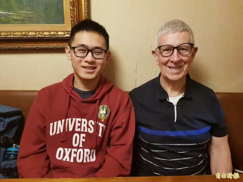 差51歲跨國爺孫戀完婚!24歲台男「愛上75歲英國老爹」爸爸也入鏡婚紗照:「不傳宗接代沒關係!」