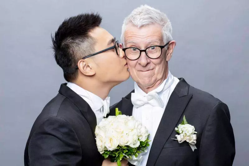 差51歲跨國爺孫戀完婚!24歲台男「愛上75歲英國老爹」爸爸也入鏡婚紗照:「不傳宗接代沒關係!」