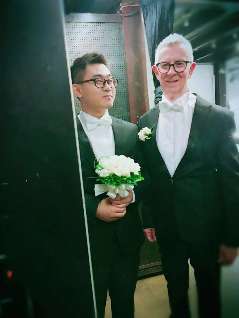 差51歲跨國爺孫戀完婚!24歲台男「愛上75歲英國老爹」爸爸也入鏡婚紗照:「不傳宗接代沒關係!」