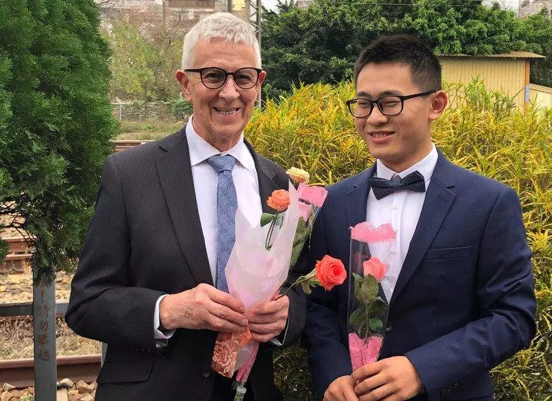 差51歲跨國爺孫戀完婚!24歲台男「愛上75歲英國老爹」爸爸也入鏡婚紗照:「不傳宗接代沒關係!」
