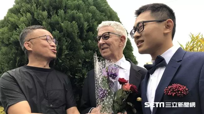 差51歲跨國爺孫戀完婚!24歲台男「愛上75歲英國老爹」爸爸也入鏡婚紗照:「不傳宗接代沒關係!」