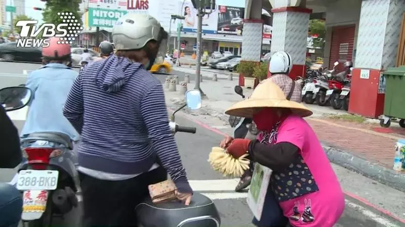 高雄人都怕!鳳山水果阿嬤「現榨果汁」狂逼路人買 一打開瓶蓋「亂騎車屁孩秒嚇歪」