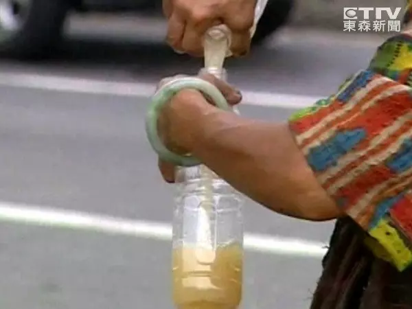 高雄人都怕!鳳山水果阿嬤「現榨果汁」狂逼路人買 一打開瓶蓋「亂騎車屁孩秒嚇歪」