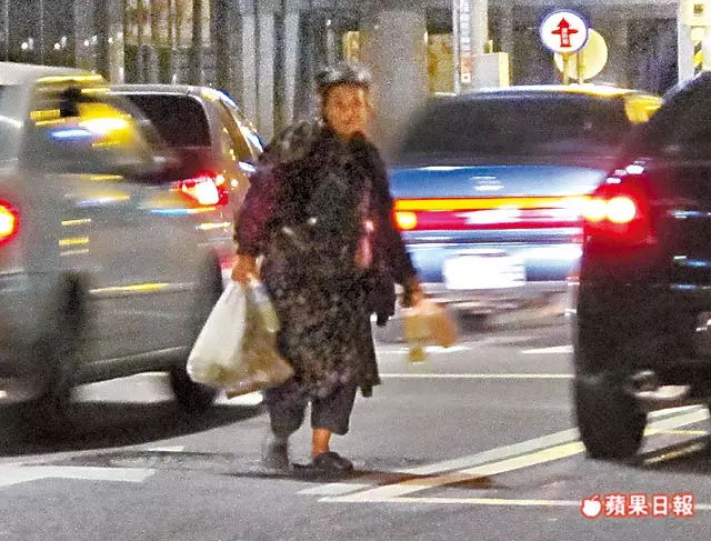 高雄人都怕!鳳山水果阿嬤「現榨果汁」狂逼路人買 一打開瓶蓋「亂騎車屁孩秒嚇歪」