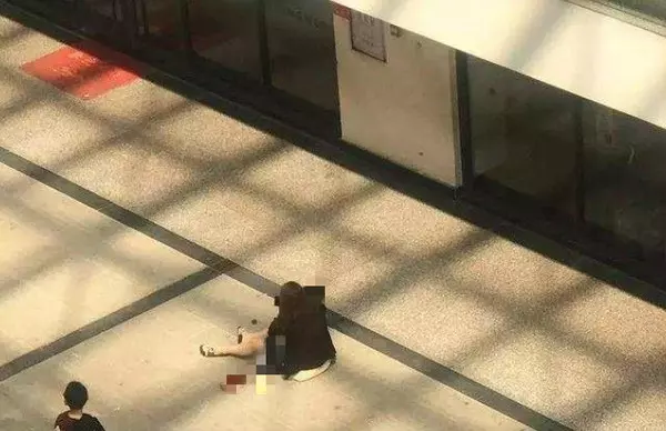5歲男童倚靠玻璃護欄 「螺絲松脫」直墜5樓慘死!