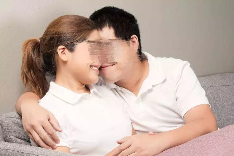 老婆出差,我把醉酒前女友帶回去,半夜聽老婆喊我,開燈後我樂了