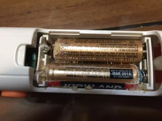 好市多最雷產品!他買電池塞遙控器「漏液全毀」 網嚇歪...釣出一票苦主