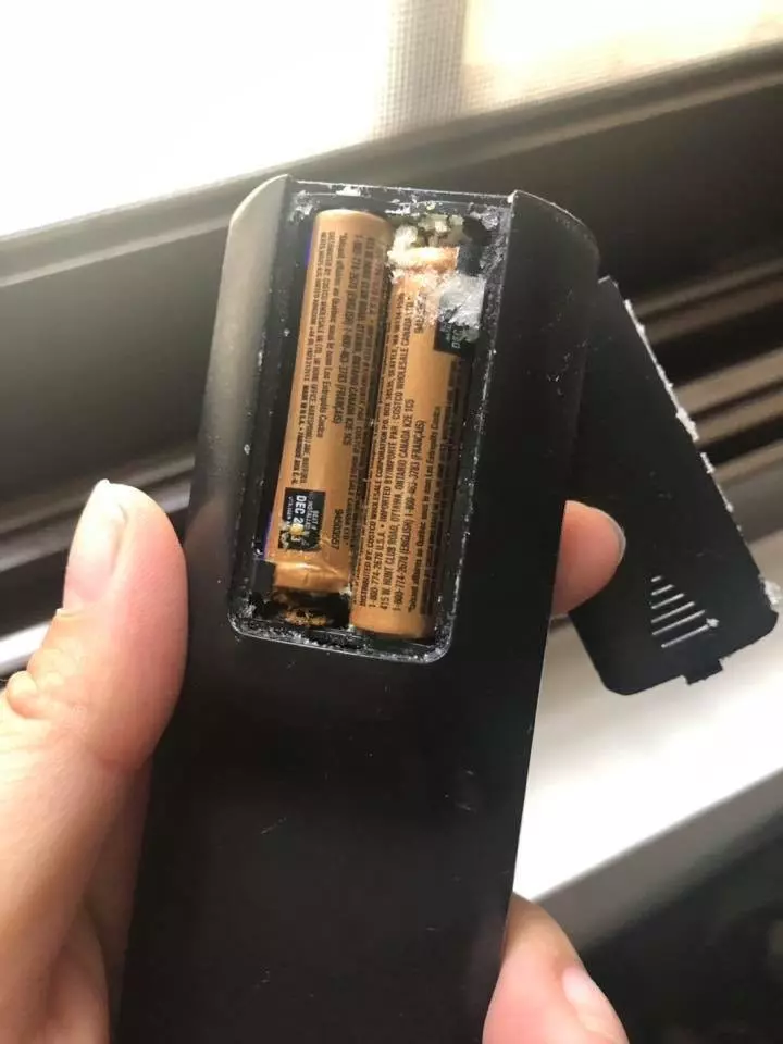 好市多最雷產品!他買電池塞遙控器「漏液全毀」 網嚇歪...釣出一票苦主