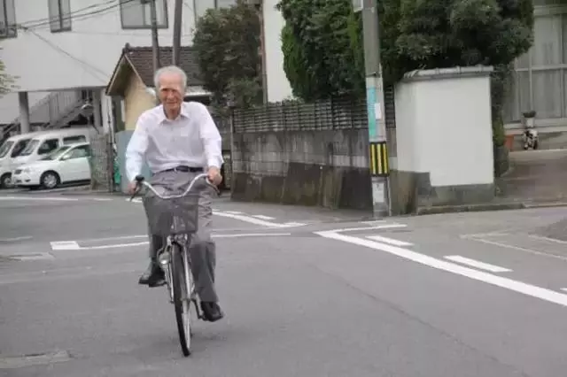 日本前首相的退休生活,住130年的老房子,騎車給夫人買藥,臨別鞠躬送行:除了養老金,什麼都沒有