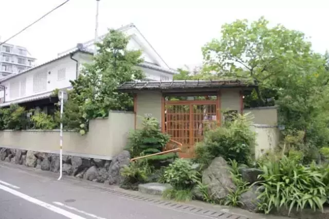 日本前首相的退休生活,住130年的老房子,騎車給夫人買藥,臨別鞠躬送行:除了養老金,什麼都沒有