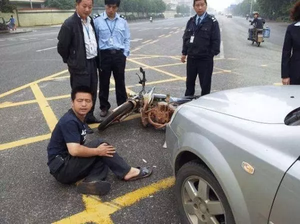 新型「碰瓷」來了,碰到最少被訛兩萬起步,有行車記錄儀也沒用,車主小心了