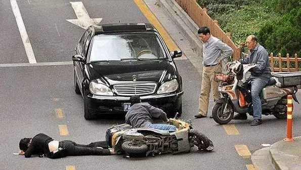 新型「碰瓷」來了,碰到最少被訛兩萬起步,有行車記錄儀也沒用,車主小心了