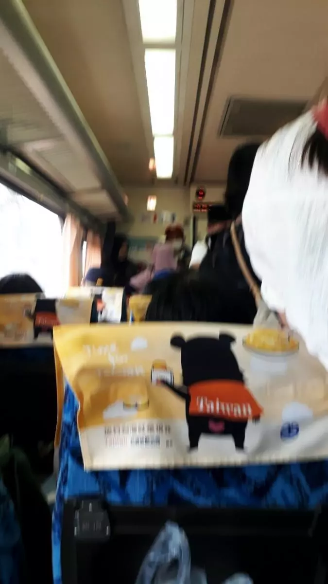 火車位被阿伯佔,她心軟讓座!靠窗乘客「一句話」讓她暴怒:「起來!」