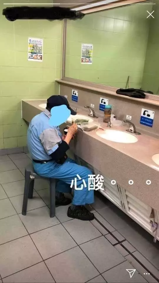 躲廁所吃飯...清潔工「洗手台當飯桌」,網友心酸:「工作環境超惡劣!」