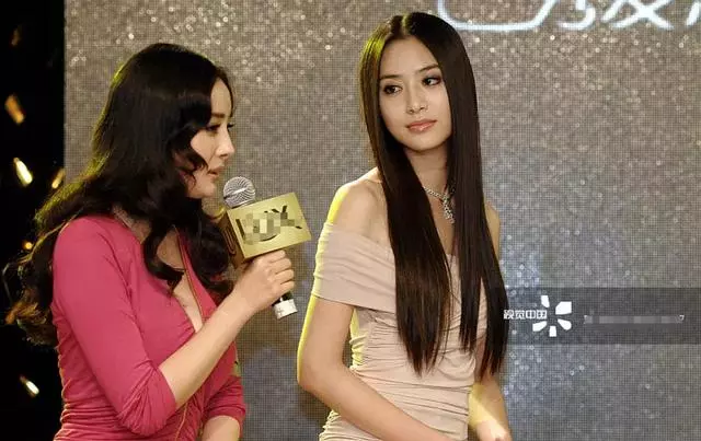 這估計是楊冪出道以來,輸得最尷尬的一次同框:旁邊被襯的像仙女!