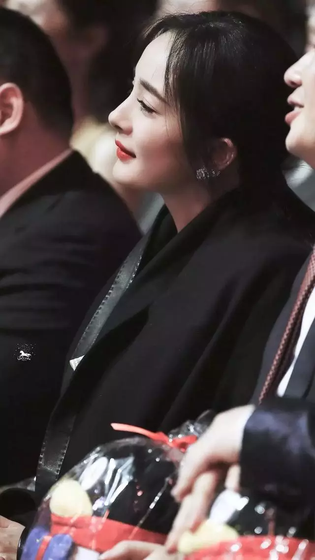 這估計是楊冪出道以來,輸得最尷尬的一次同框:旁邊被襯的像仙女!