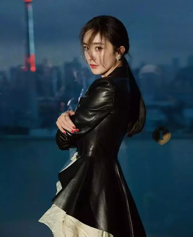 這估計是楊冪出道以來,輸得最尷尬的一次同框:旁邊被襯的像仙女!
