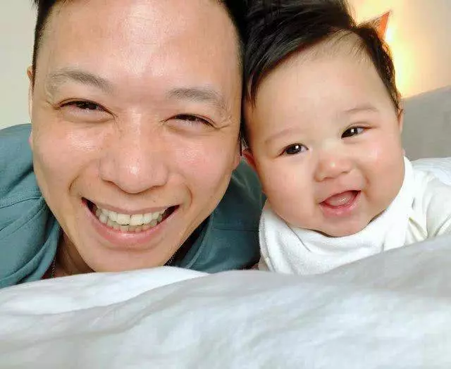 39歲胡杏兒挺孕肚國外地鐵被偶遇,兒子李奕霆吐舌頭賣萌,簡直萌爆了,網友:期待二胎~