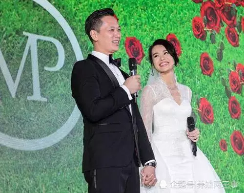 39歲胡杏兒挺孕肚國外地鐵被偶遇,兒子李奕霆吐舌頭賣萌,簡直萌爆了,網友:期待二胎~