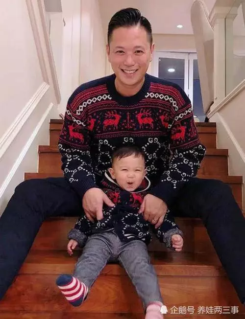39歲胡杏兒挺孕肚國外地鐵被偶遇,兒子李奕霆吐舌頭賣萌,簡直萌爆了,網友:期待二胎~