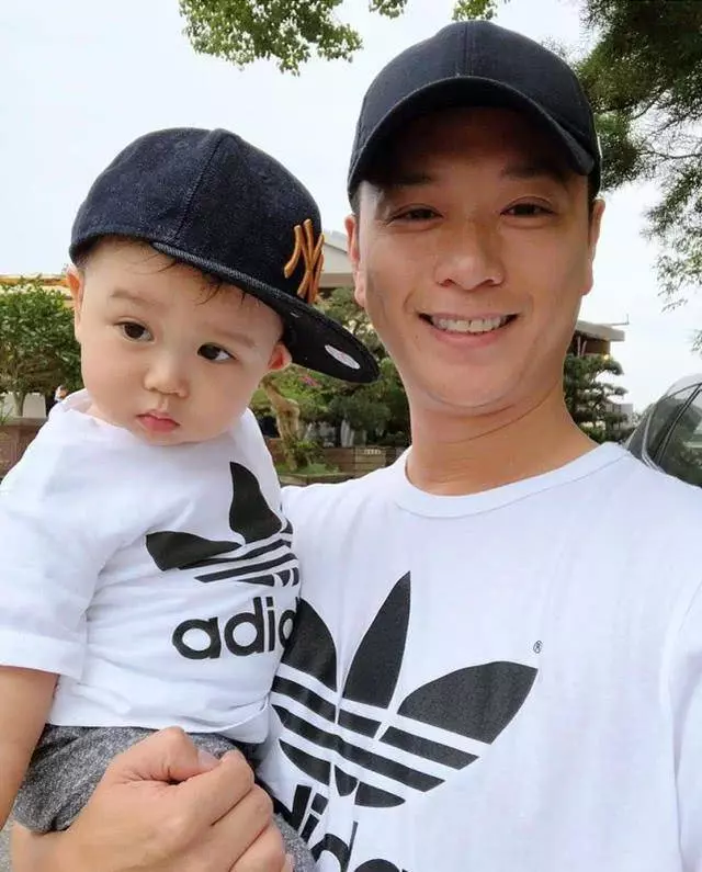 39歲胡杏兒挺孕肚國外地鐵被偶遇,兒子李奕霆吐舌頭賣萌,簡直萌爆了,網友:期待二胎~