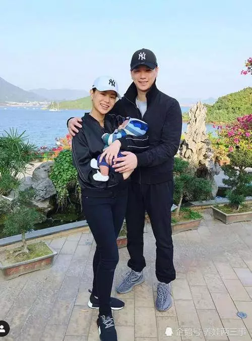 39歲胡杏兒挺孕肚國外地鐵被偶遇,兒子李奕霆吐舌頭賣萌,簡直萌爆了,網友:期待二胎~