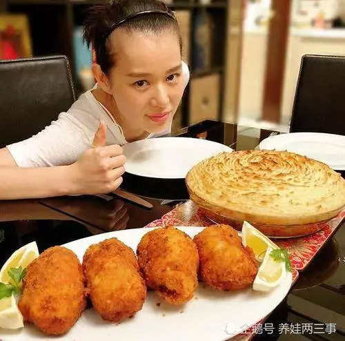 39歲胡杏兒挺孕肚國外地鐵被偶遇,兒子李奕霆吐舌頭賣萌,簡直萌爆了,網友:期待二胎~