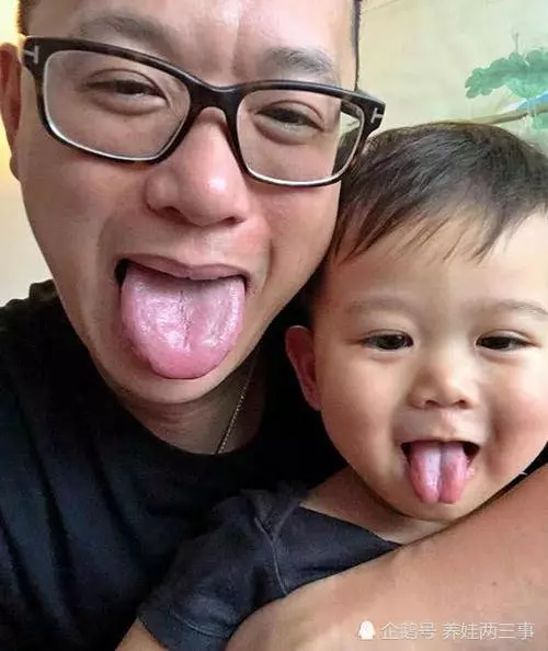 39歲胡杏兒挺孕肚國外地鐵被偶遇,兒子李奕霆吐舌頭賣萌,簡直萌爆了,網友:期待二胎~