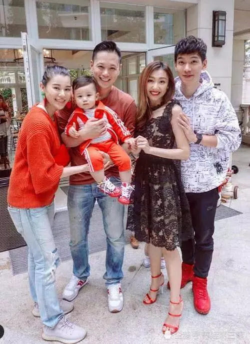 39歲胡杏兒挺孕肚國外地鐵被偶遇,兒子李奕霆吐舌頭賣萌,簡直萌爆了,網友:期待二胎~