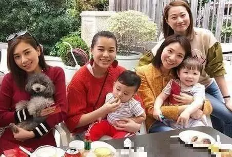 39歲胡杏兒挺孕肚國外地鐵被偶遇,兒子李奕霆吐舌頭賣萌,簡直萌爆了,網友:期待二胎~