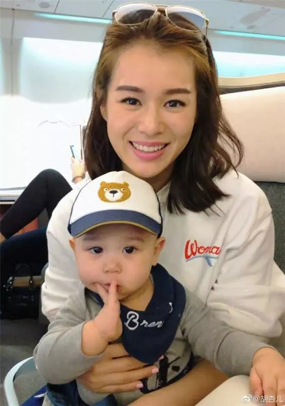 39歲胡杏兒挺孕肚國外地鐵被偶遇,兒子李奕霆吐舌頭賣萌,簡直萌爆了,網友:期待二胎~